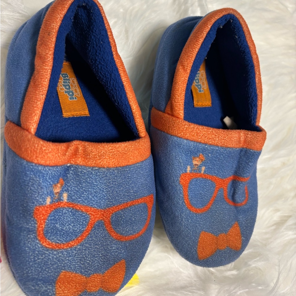Boys Blippi slippers with eyeglass Blippi trademark print. Size 7. Blue/.Orange